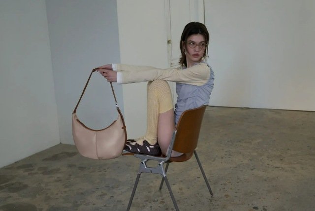 [COURONNE] Flanner Mini-half Wallet SAND / 韓国発 Designer fashion, Seoul-fully created | W Concept