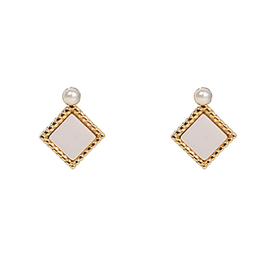 Color stud with pearl