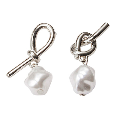 [장윤주, 이수현 착용] knot pearl post earring : White