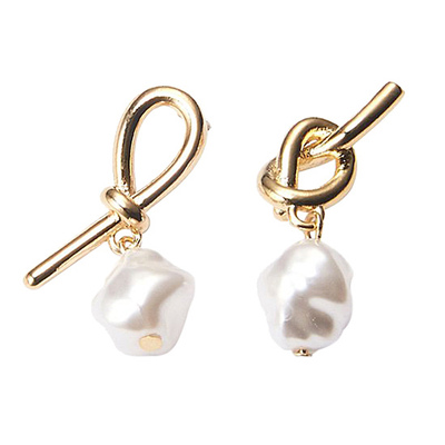 [장윤주, 이수현 착용] knot pearl post earring : Gold